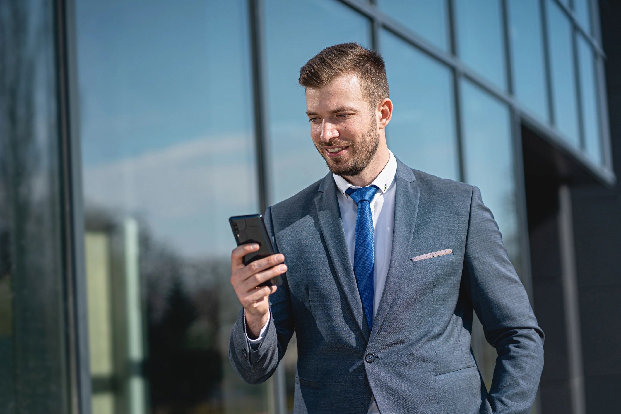 Profesional gestionando redes sociales desde su celular
