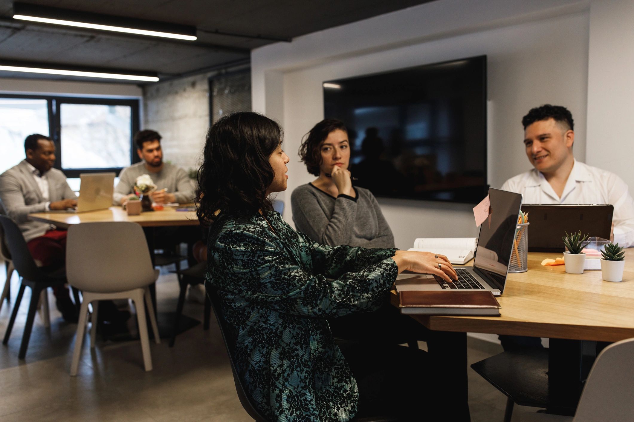 Equipo trabajando en estrategia de marketing