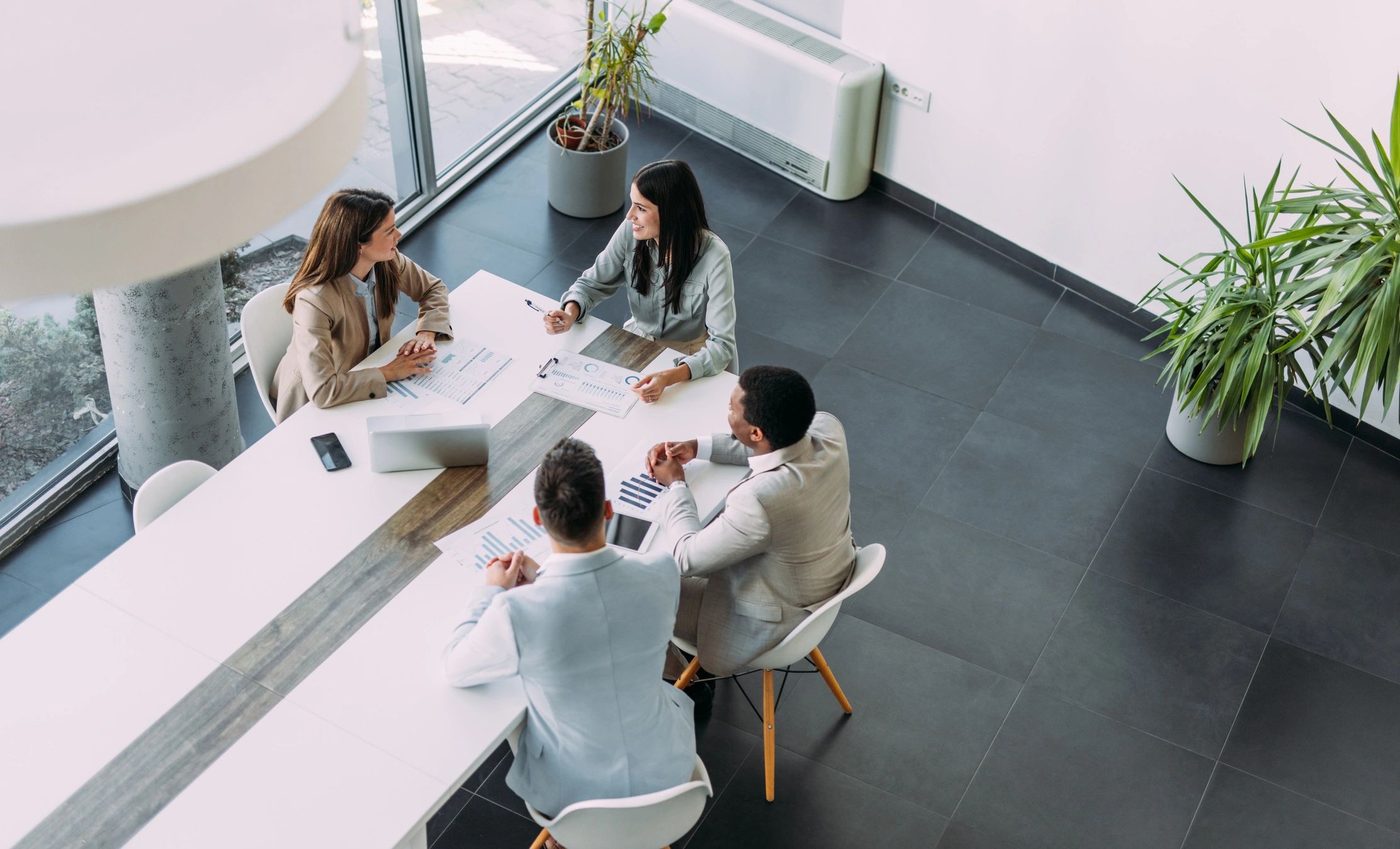 Sesión de estrategia de marketing con equipo colaborando