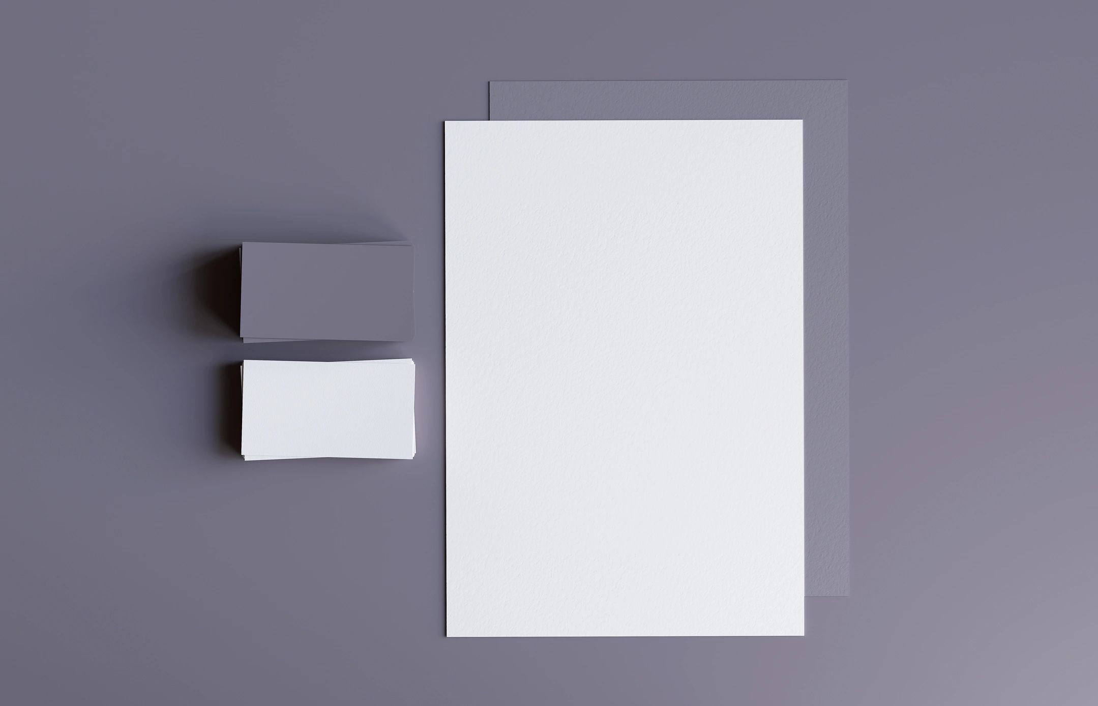 Elementos de identidad visual y branding sobre escritorio